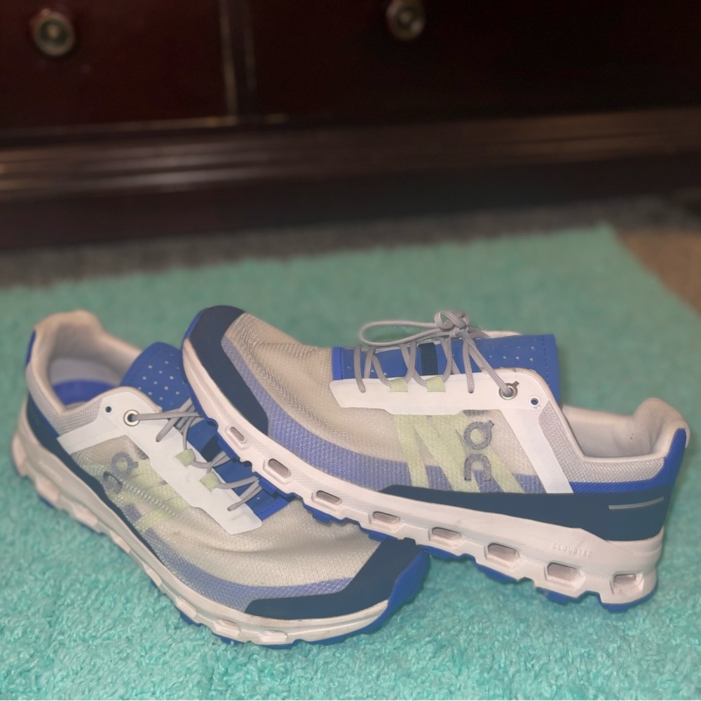 On Cloud Cloudvista Running Shoe size M11 barely worn